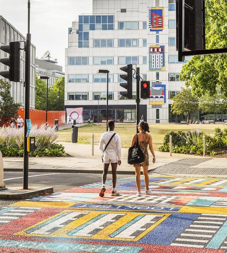 camille Walala transforma calles de Londres con sus coloridos patrones geométricos (4)