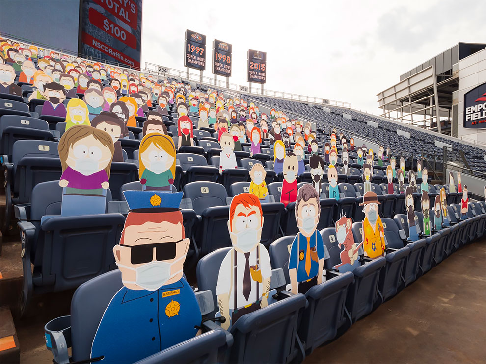 1.800 figuras de South Park como público de un partido de fútbol americano (1)