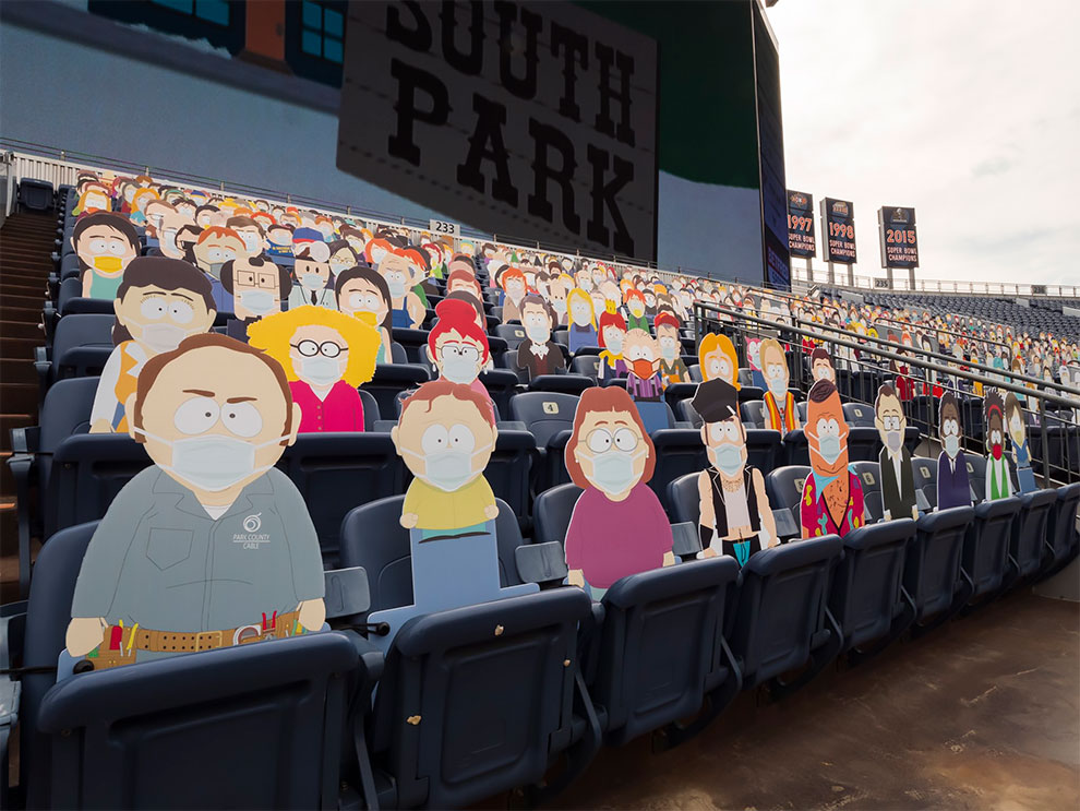 1.800 figuras de South Park como público de un partido de fútbol americano (17)