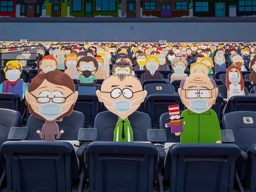 1.800 figuras de South Park como público de un partido de fútbol americano (9)