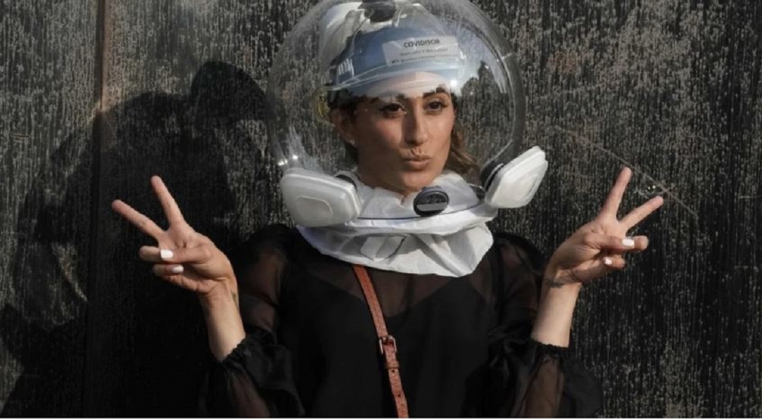 Covidisor, el casco de astronauta que es furor en el NY Fashion Week (1)