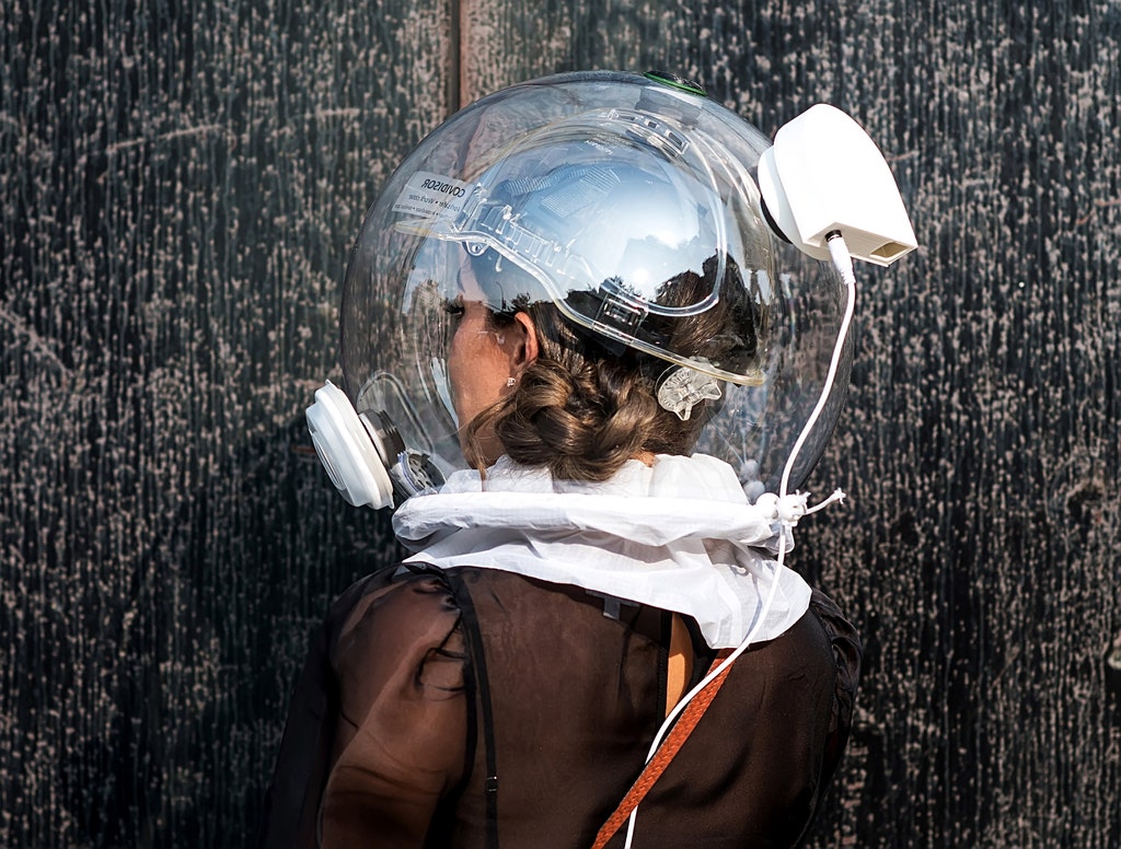 Covidisor, el casco de astronauta que es furor en el NY Fashion Week (2)