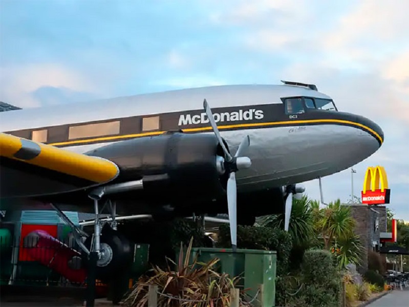 Un McDonald's en Nueva Zelanda permite a los comensales comer dentro de un avión fuera de servicio (2)