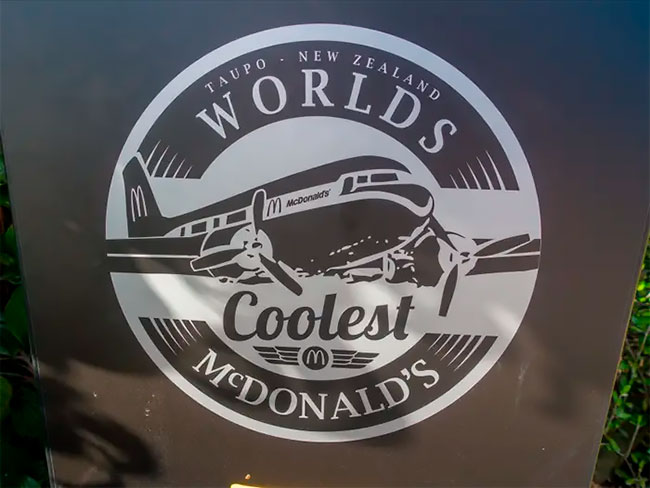 Un McDonald's en Nueva Zelanda permite a los comensales comer dentro de un avión fuera de servicio (4)