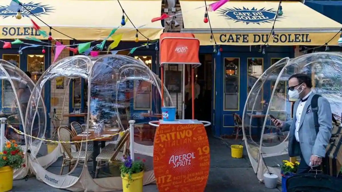 Un restaurante de Nueva York instaló burbujas espaciales para cenar al aire libre  (1)