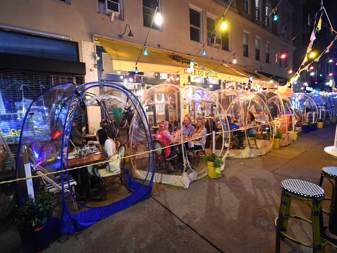 Un restaurante de Nueva York instaló burbujas espaciales para cenar al aire libre  (2)