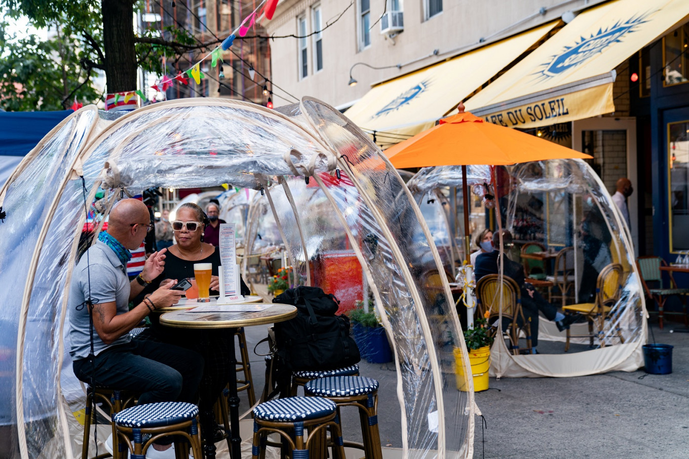 Un restaurante de Nueva York instaló burbujas espaciales para cenar al aire libre  (3)