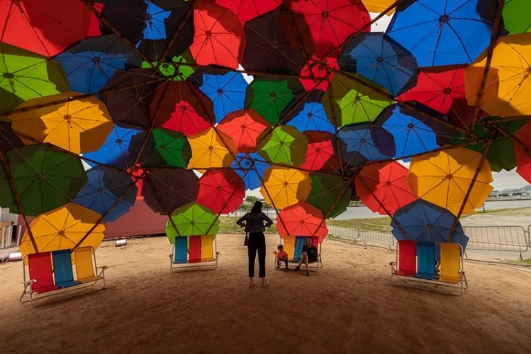 Domo hecho con sombrillas de colores en una playa de Brasil | loqueva.com