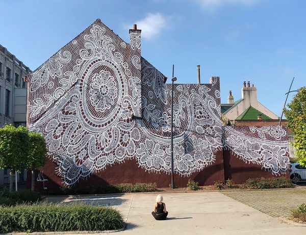 Artista pinta con aerosol un mural de encaje en un museo francés
