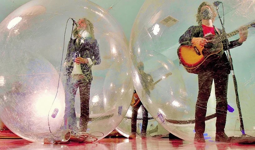 The Flaming Lips y un show con la banda y el público en burbujas de plástico (1)