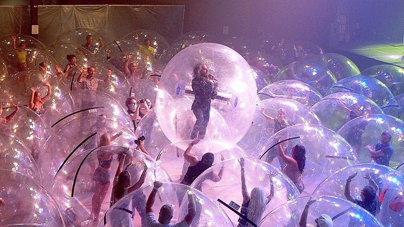 The Flaming Lips y un show con la banda y el público en burbujas de plástico (2)