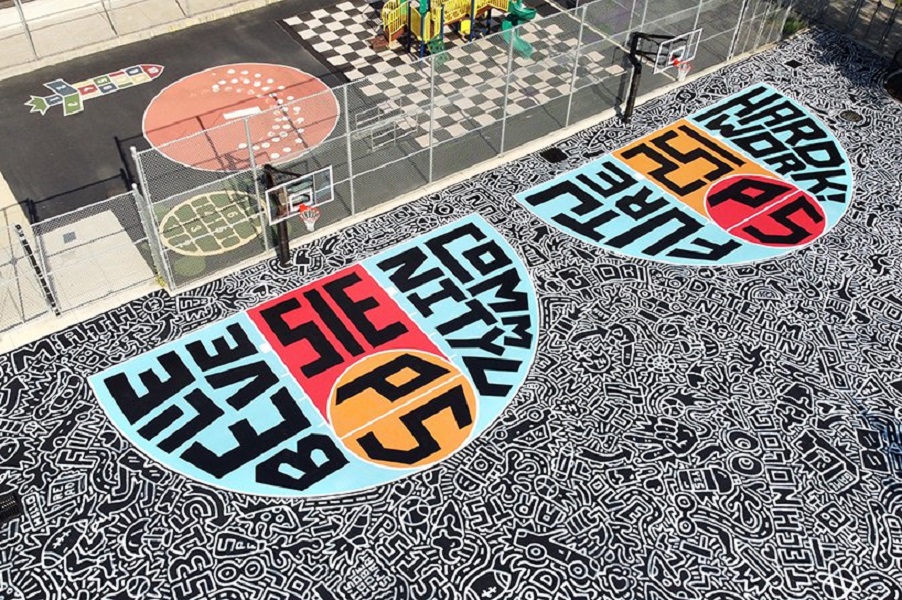 Timothy Goodman pinta una cancha de basquet para estudiantes en Brooklyn con la fundacion Kevin Durant (2)