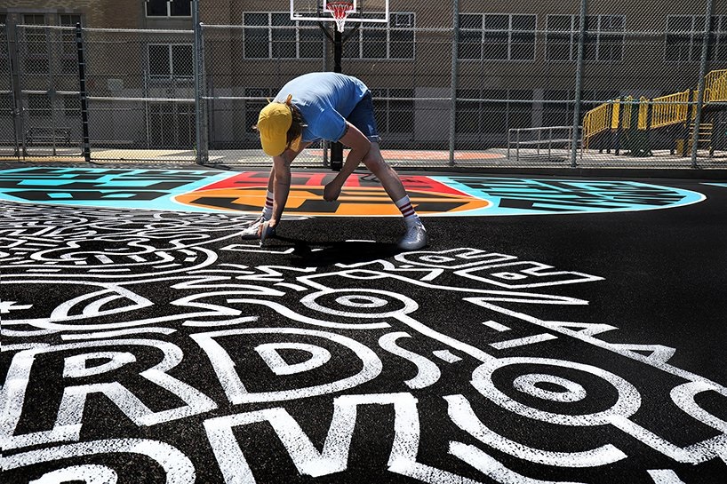 Timothy Goodman pinta una cancha de basquet para estudiantes en Brooklyn con la fundacion Kevin Durant (4)