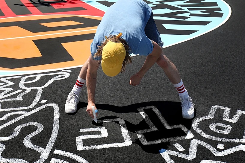 Timothy Goodman pinta una cancha de basquet para estudiantes en Brooklyn con la fundacion Kevin Durant (5)