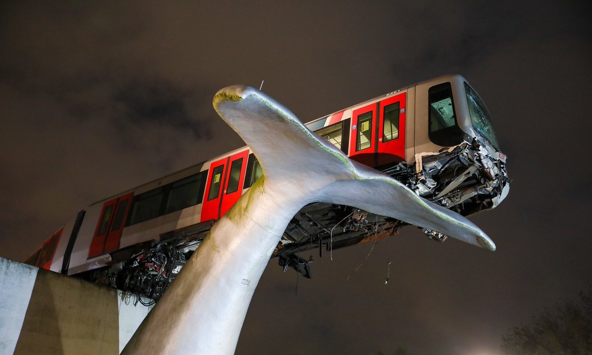 Una escultura de una ballena evitó que un tren caiga al vacío en Rotterdam loqueva (1)