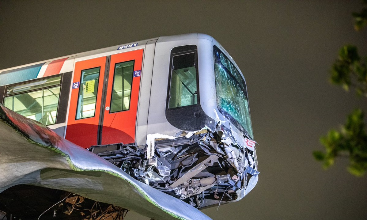 Una escultura de una ballena evitó que un tren caiga al vacío en Rotterdam loqueva (10)
