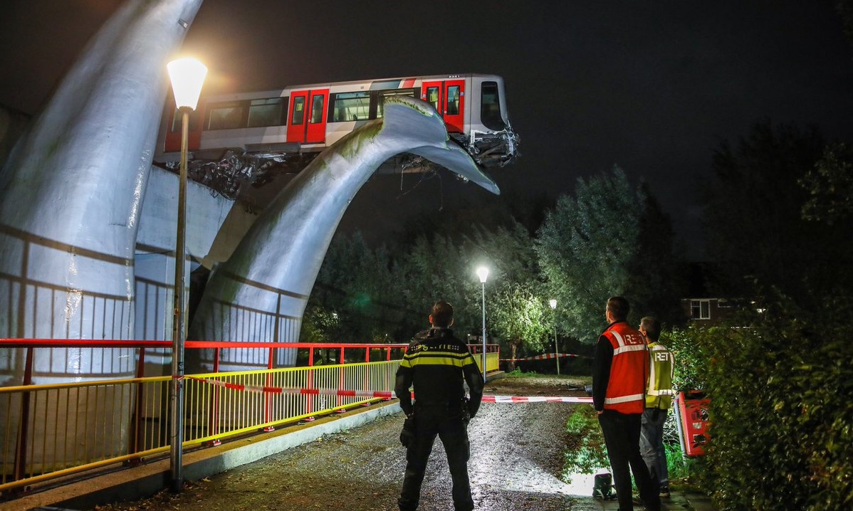 Una escultura de una ballena evitó que un tren caiga al vacío en Rotterdam loqueva (12)