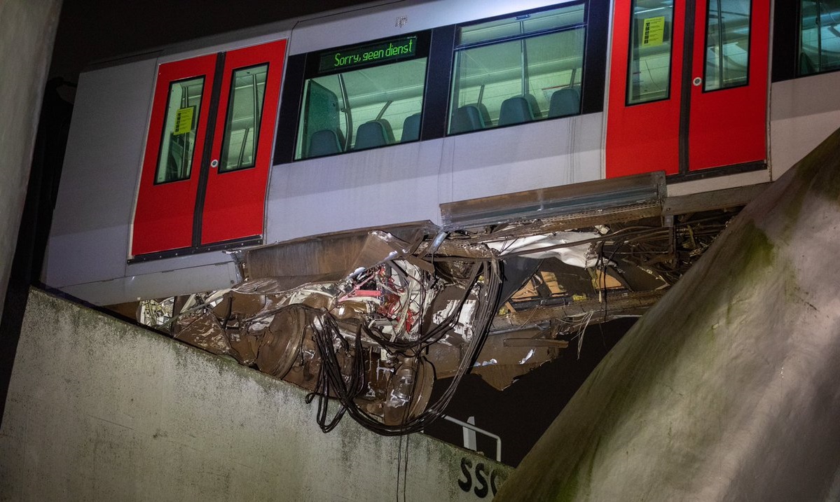 Una escultura de una ballena evitó que un tren caiga al vacío en Rotterdam loqueva (13)
