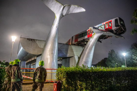 Una escultura de una ballena evitó que un tren caiga al vacío en Rotterdam loqueva (2)