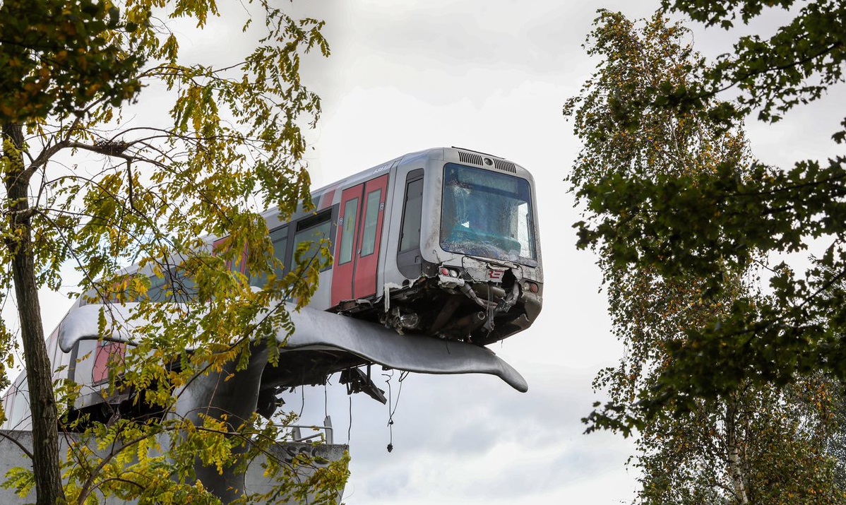 Una escultura de una ballena evitó que un tren caiga al vacío en Rotterdam loqueva (3)