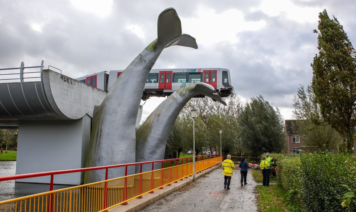 Una escultura de una ballena evitó que un tren caiga al vacío en Rotterdam loqueva (5)