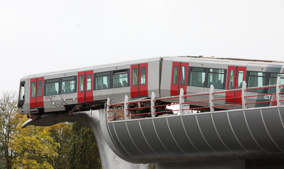 Una escultura de una ballena evitó que un tren caiga al vacío en Rotterdam loqueva (6)