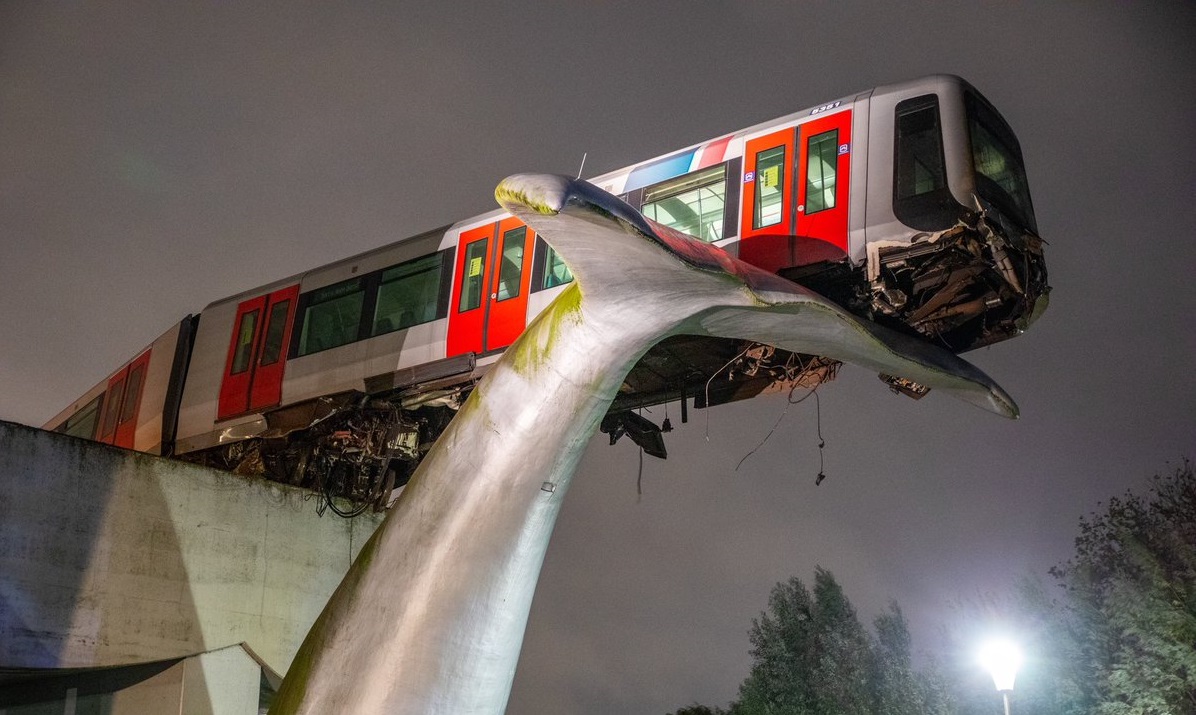 Una escultura de una ballena evitó que un tren caiga al vacío en Rotterdam loqueva (7)