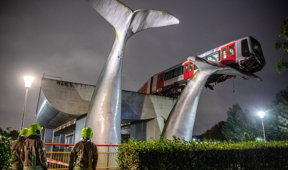 Una escultura de una ballena evitó que un tren caiga al vacío en Rotterdam loqueva (8)