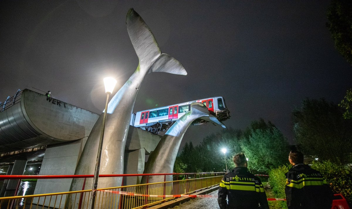 Una escultura de una ballena evitó que un tren caiga al vacío en Rotterdam loqueva (9)
