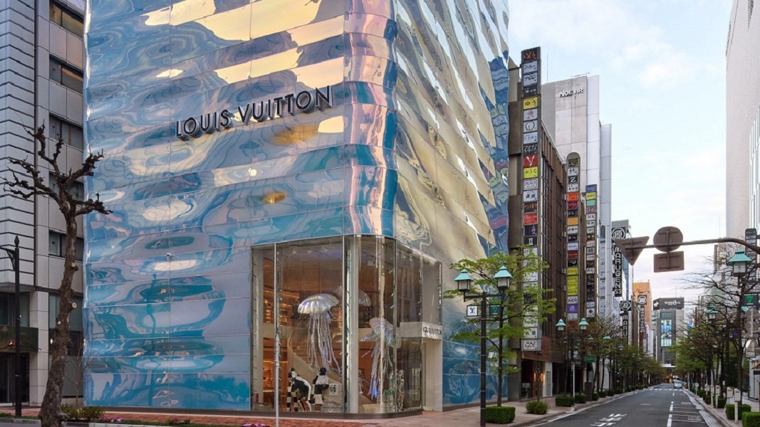 Inspirada en el reflejo del agua, así es la nueva tienda Louis Vuitton en  Tokio