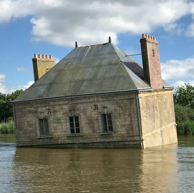 La misteriosa casa en medio del río 