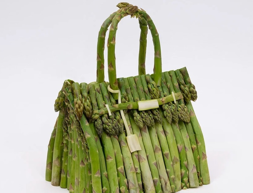 una de bolsos hechos con vegetales reales