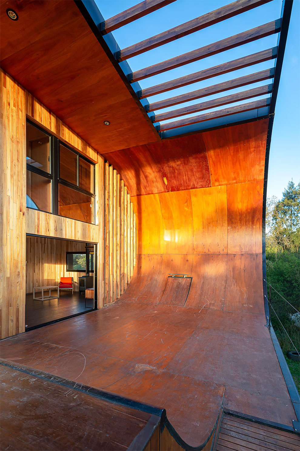 Una casa 100% sustentable con rampa de skate incluída